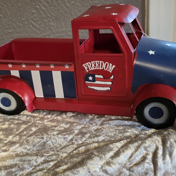 Patriotic Red and Blue Truck Planter/Accent NWR - Picture 6 of 11